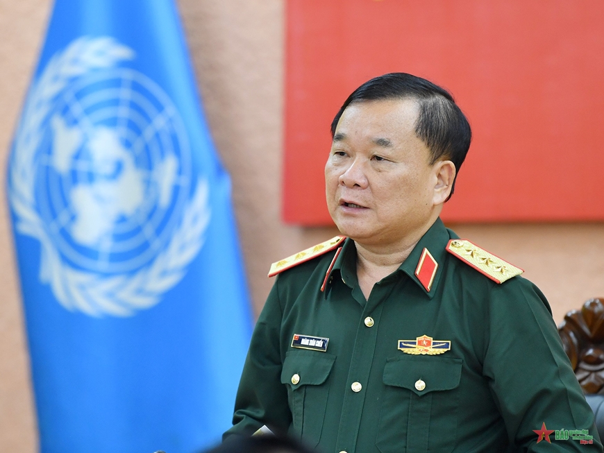 /UploadStore/admin/240408 Trao QD cua CTN cho si quan GGHB/01.jpg